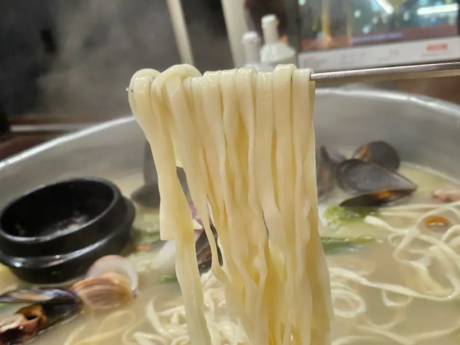 Bouncy kalguksu noodles and kimchi