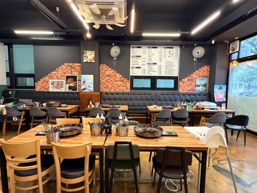 Spacious, clean interior of Widaehan Jogae Jeongol