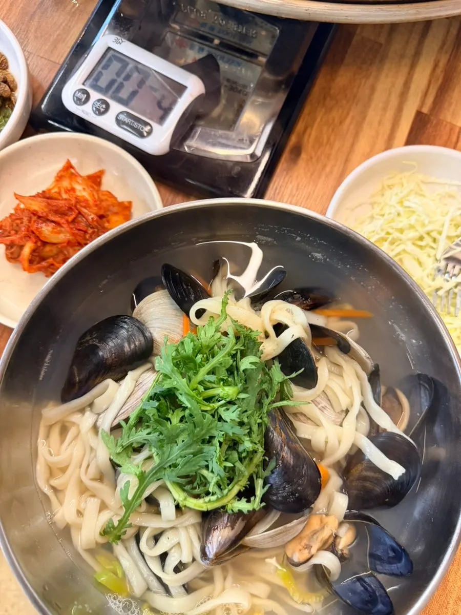 Clam hot pot much larger than an adult's palm
