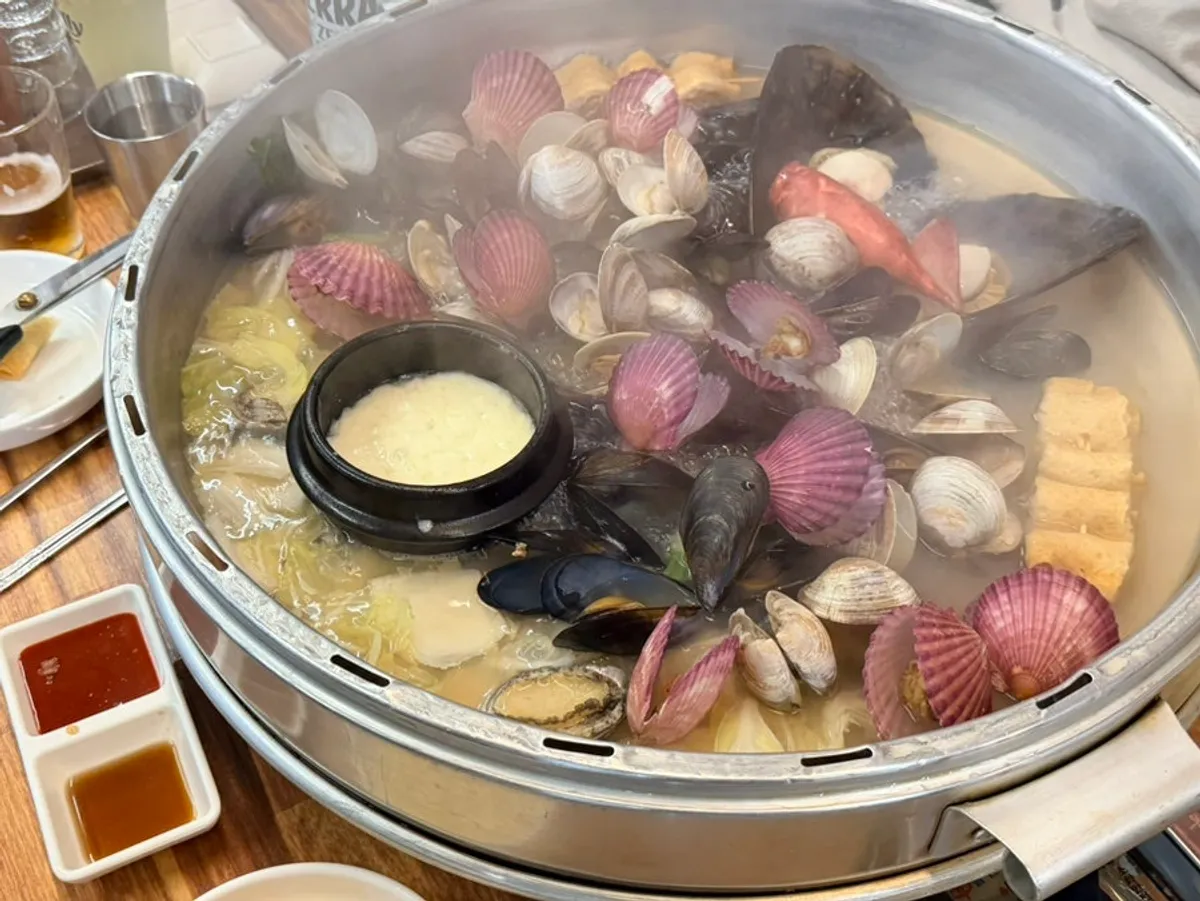 ₩7,500 clam kalguksu loaded with clams and vegetables