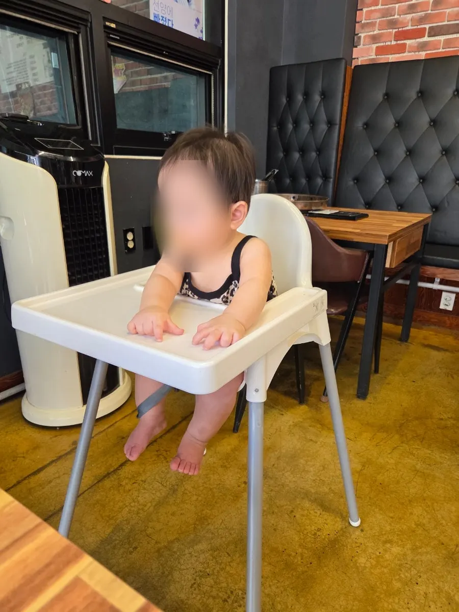 매장에 준비된 아기의자