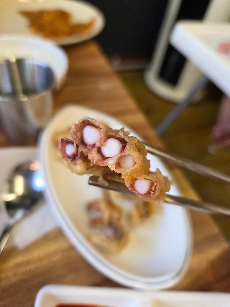 기본 찬으로 나온 김치전