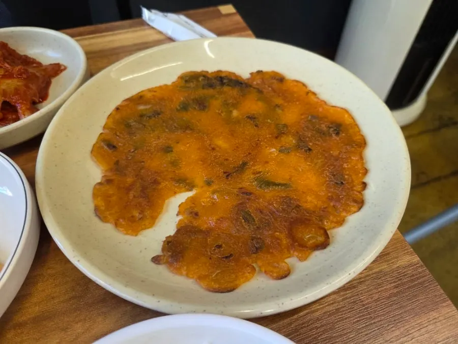 테이블에 차려진 밑반찬 상차림