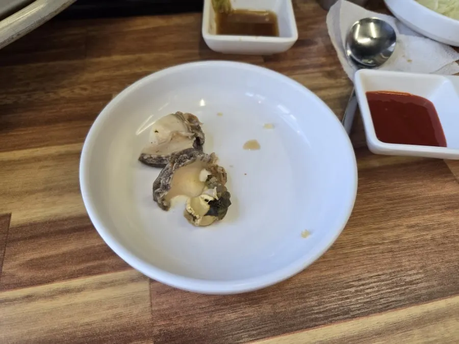 앞접시에 놓인 손질된 전복
