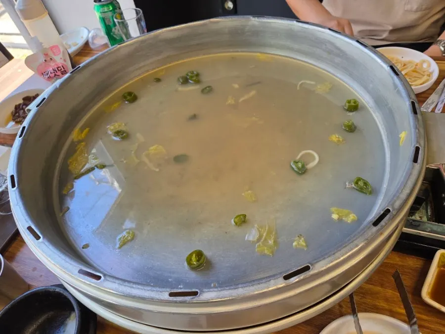 전골 국물에 끓여 먹는 칼국수