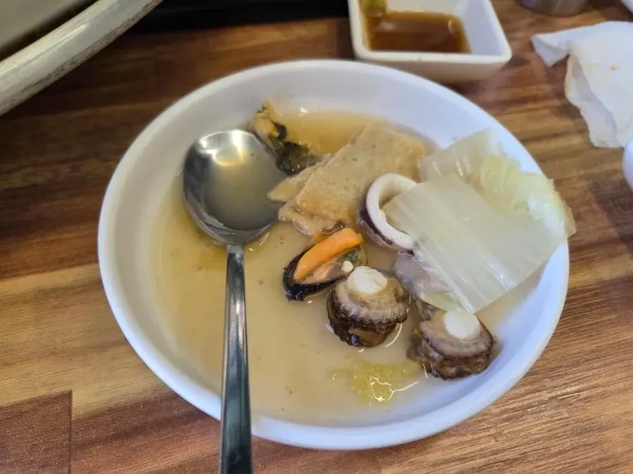 조개 껍데기가 쌓인 식사 마무리