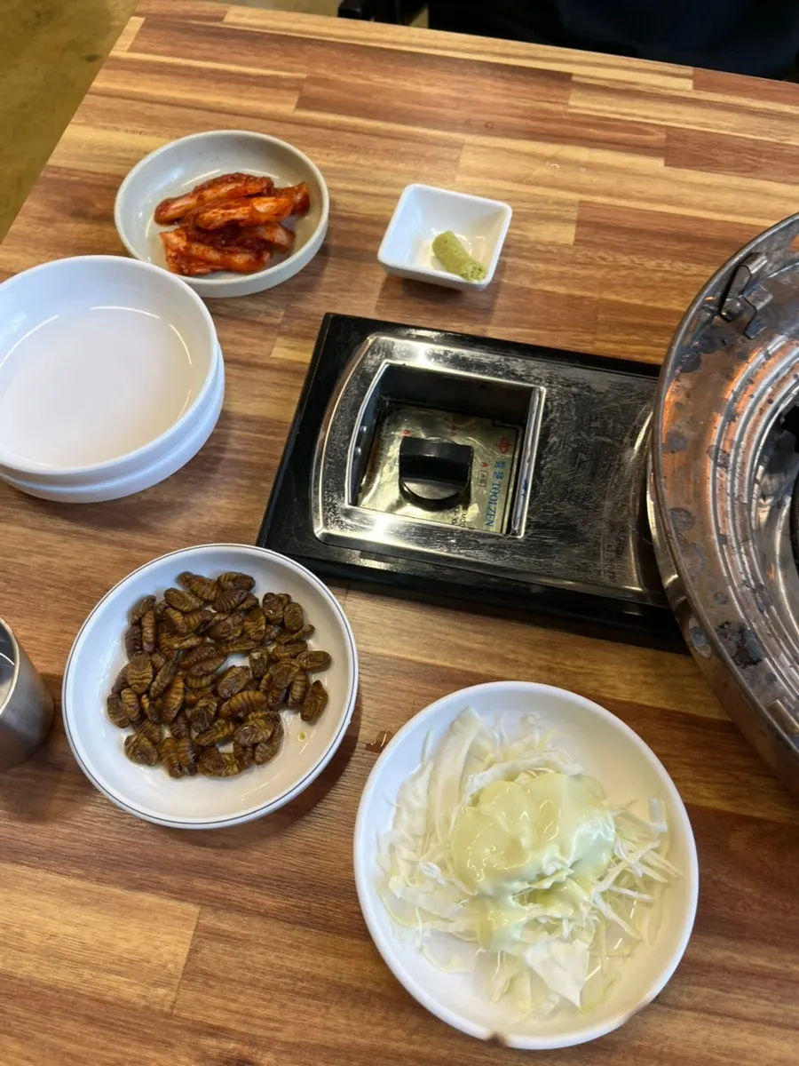 주문과 동시에 나온 밑반찬 상차림