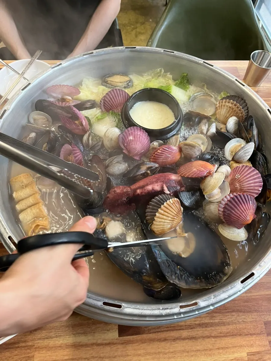전골 속 어묵꼬치와 모짜렐라 치즈 뚝배기