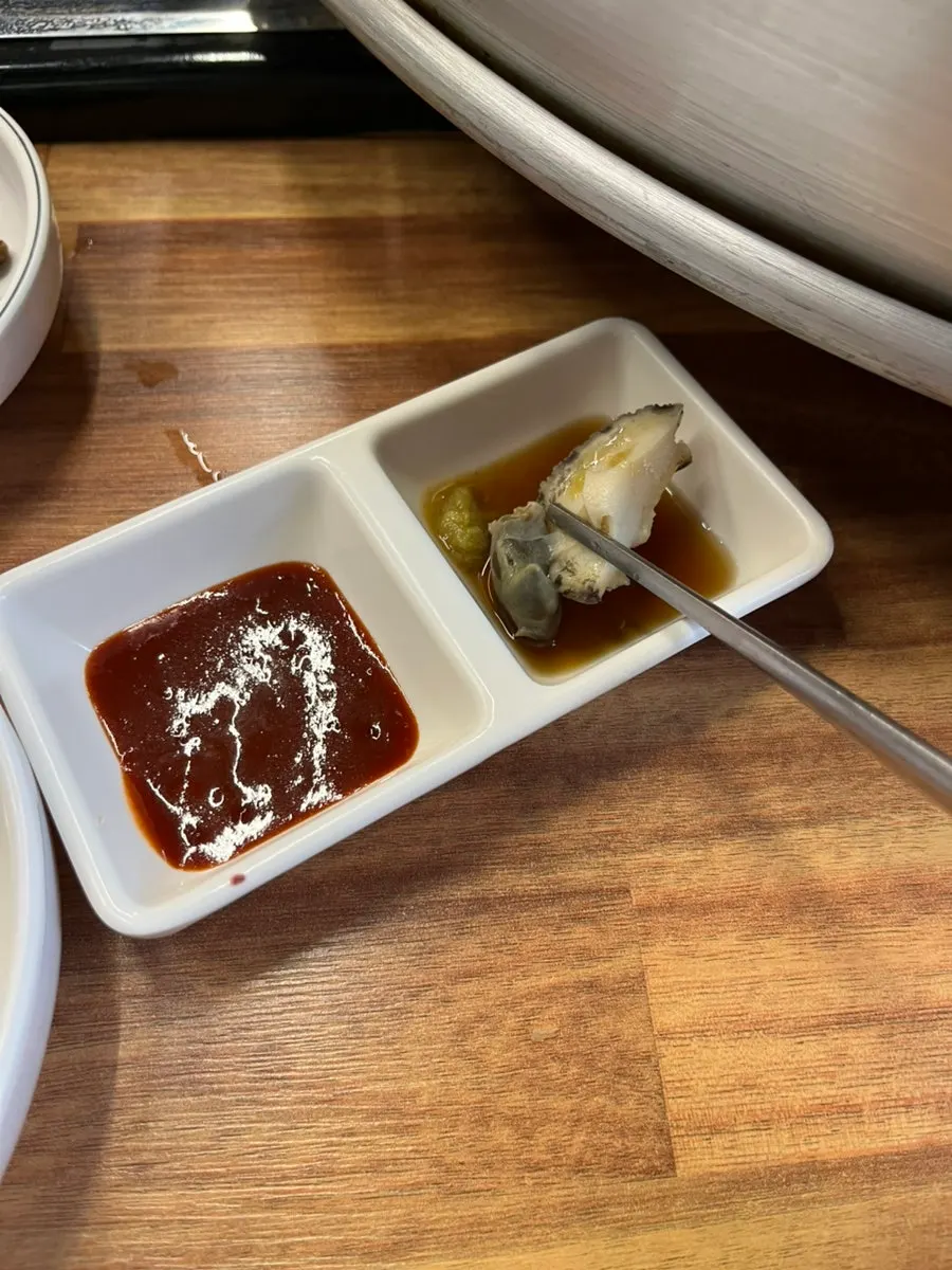 사장님이 손질해준 전복 한 점