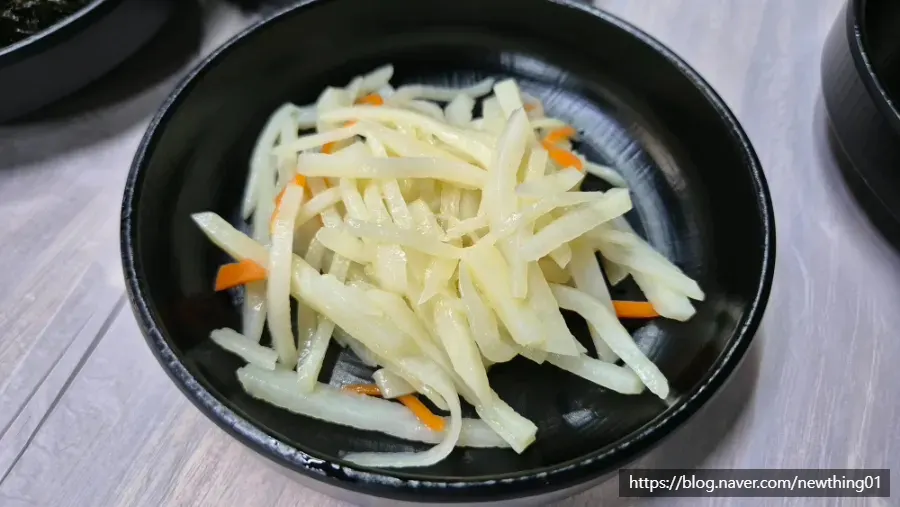 섬마을 밑반찬 접시 클로즈업