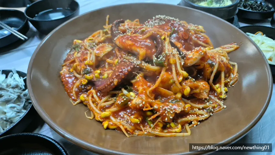 콩나물이 넉넉한 아구 문어찜 접시