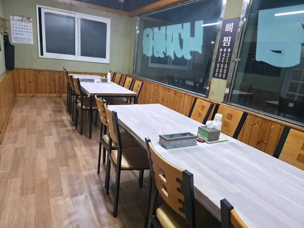 섬마을 내부 테이블 공간