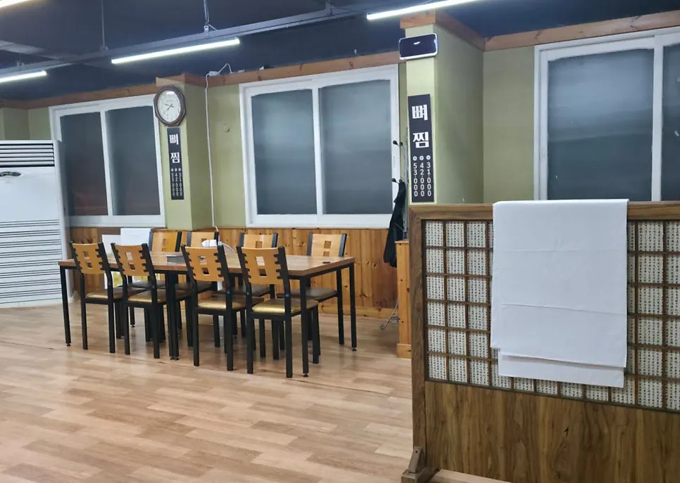 섬마을 룸과 테이블 공간