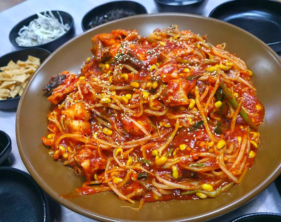 아구살과 콩나물이 담긴 아구찜