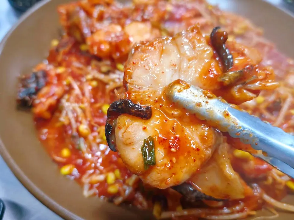 콩나물과 미나리를 곁들인 아구찜