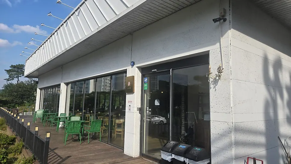 View of Boksakkot with the sign visible atop the building