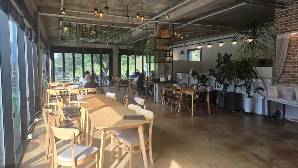 Interior dining area of Boksakkot Pineun Jip Daejeon Branch