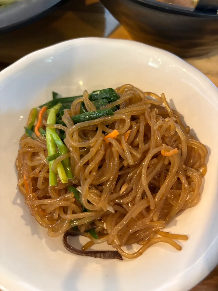 테이블에 세팅된 기본 반찬 한 상