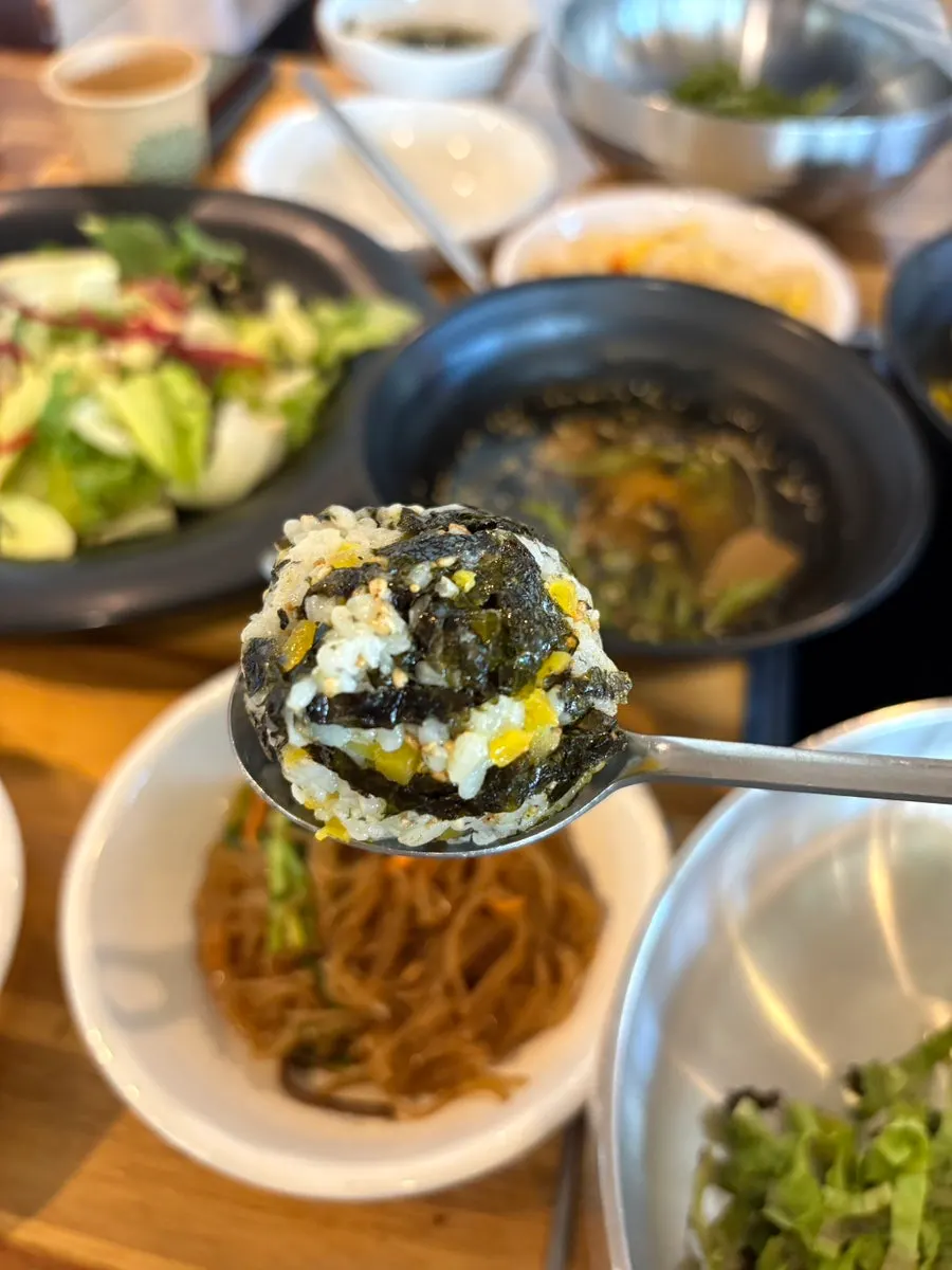 미역국과 반찬이 놓인 식사 자리