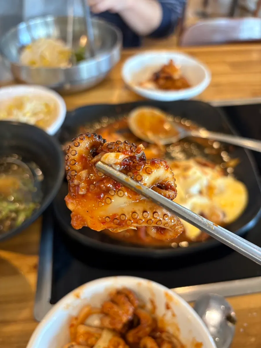 녹아내린 치즈와 매콤한 쭈꾸미 소스