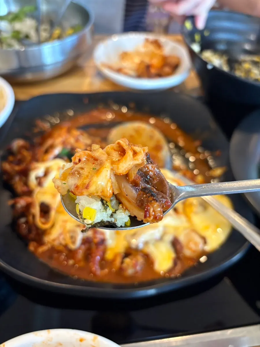 탱글한 쭈꾸미 한 점을 집어 든 모습