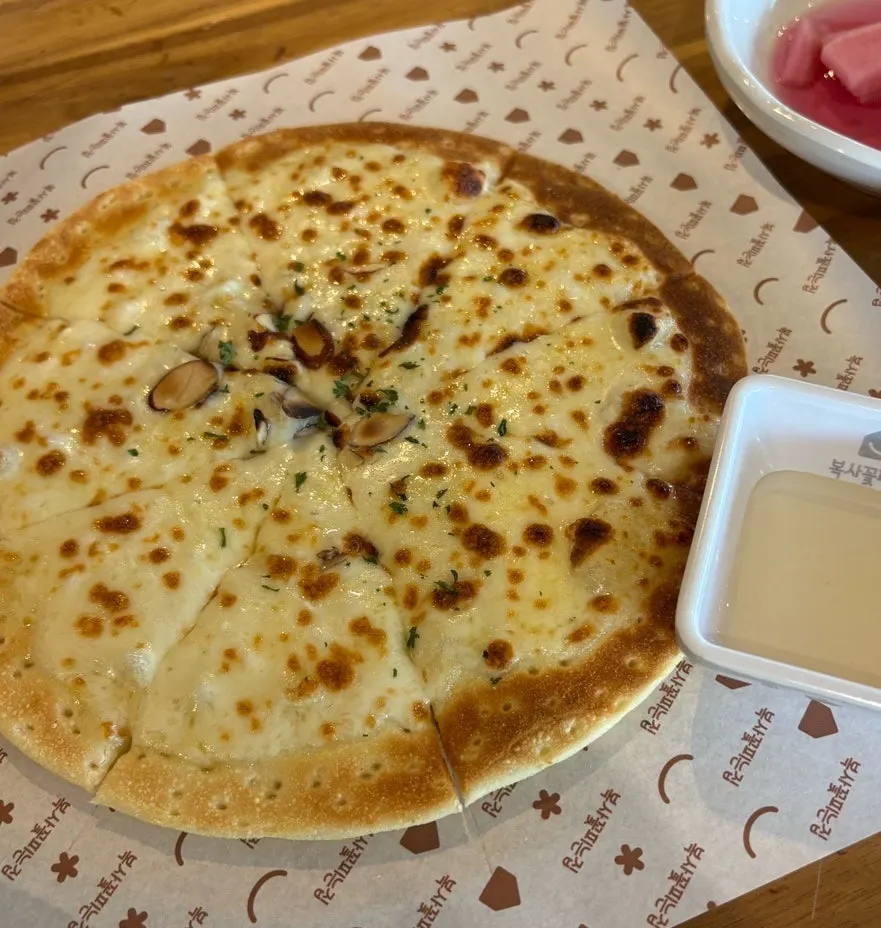 쭈꾸미와 치즈, 주먹밥을 함께 담은 접시