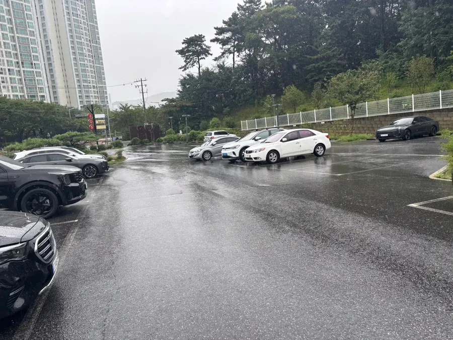 Spacious parking lot at Boksakkot Pineun Jip Daejeon Branch