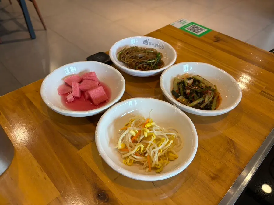 Basic side dishes served with the set