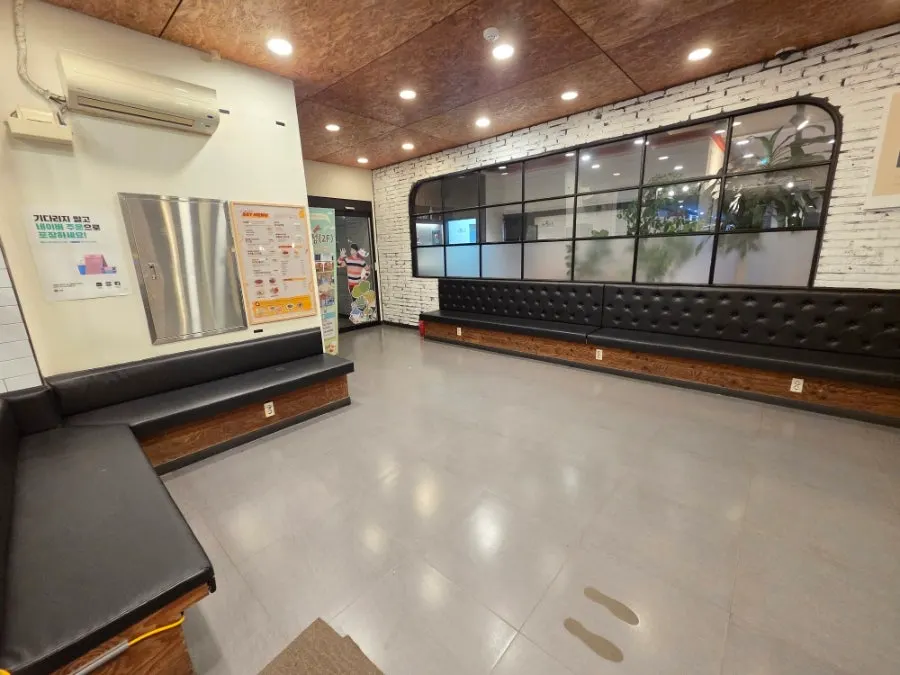 Café-like annex building in front of Boksakkot Pineun Jip Daejeon Branch