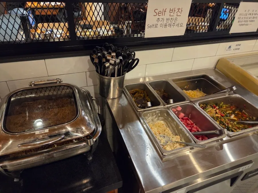 Self-bar and drink corner in the center of the restaurant