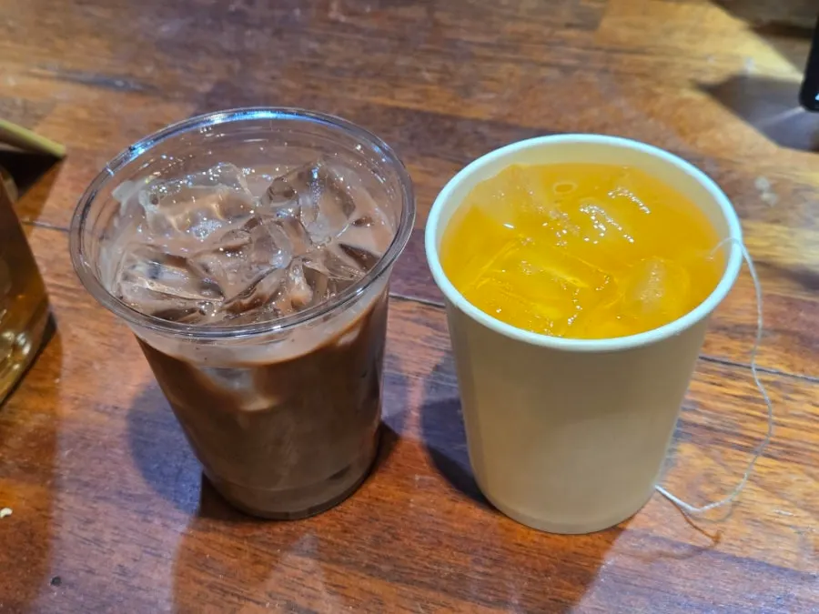 Iced perilla root tea and iced chocolate side by side