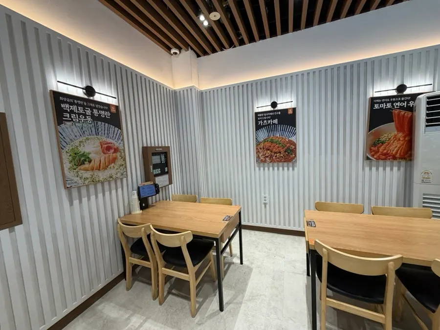 พื้นที่นั่งกินของ Gatjidong Noeun Branch ที่ไปพร้อมลูก