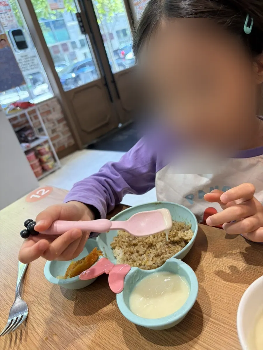 Gatjidong Noeun Branch ที่มีลูกค้าแม้เป็นวันธรรมดา