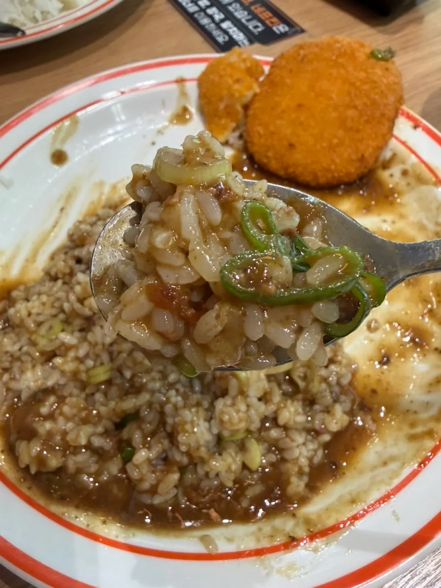 มื้ออาหารของครอบครัวที่กินตั้งแต่ซุปจนถึงคาเร
