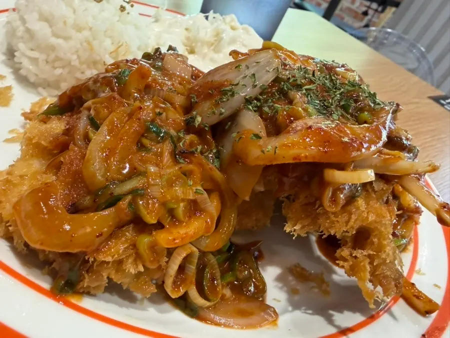 ครอบครัวที่กินอาหารของ Gatjidong อย่างเอร็ดอร่อย