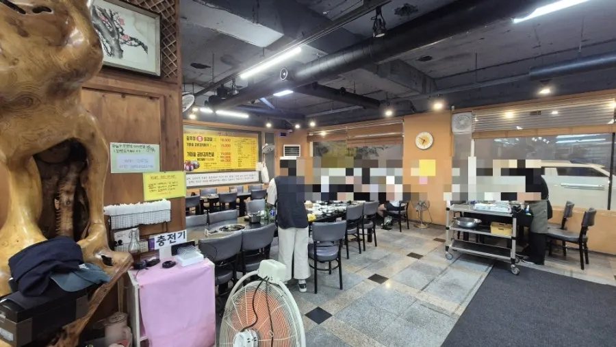 식물로 꾸며진 전주하우스 입구