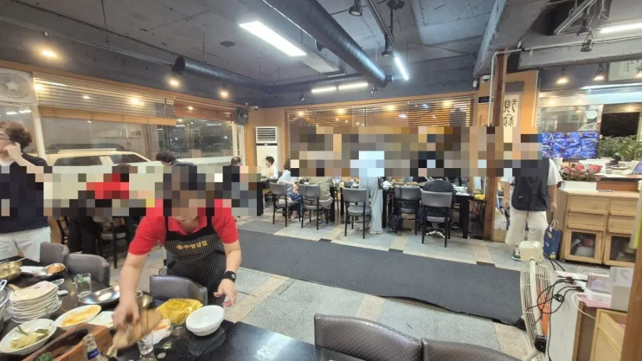 소품이 놓인 전주하우스 매장 내부