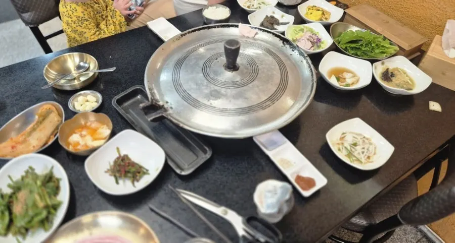 한 장에 다 담기지 않는 전주하우스 밑반찬