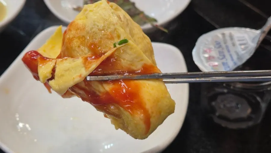 케첩을 곁들인 푸짐한 계란말이