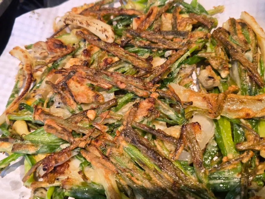 Cross-section of the seafood pajeon fried crispy on the outside