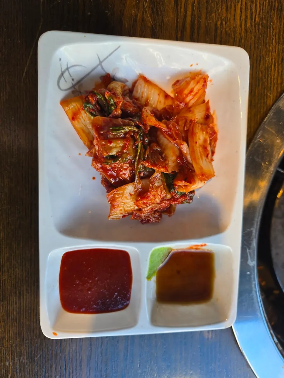 직접 담근 김치가 놓인 상차림
