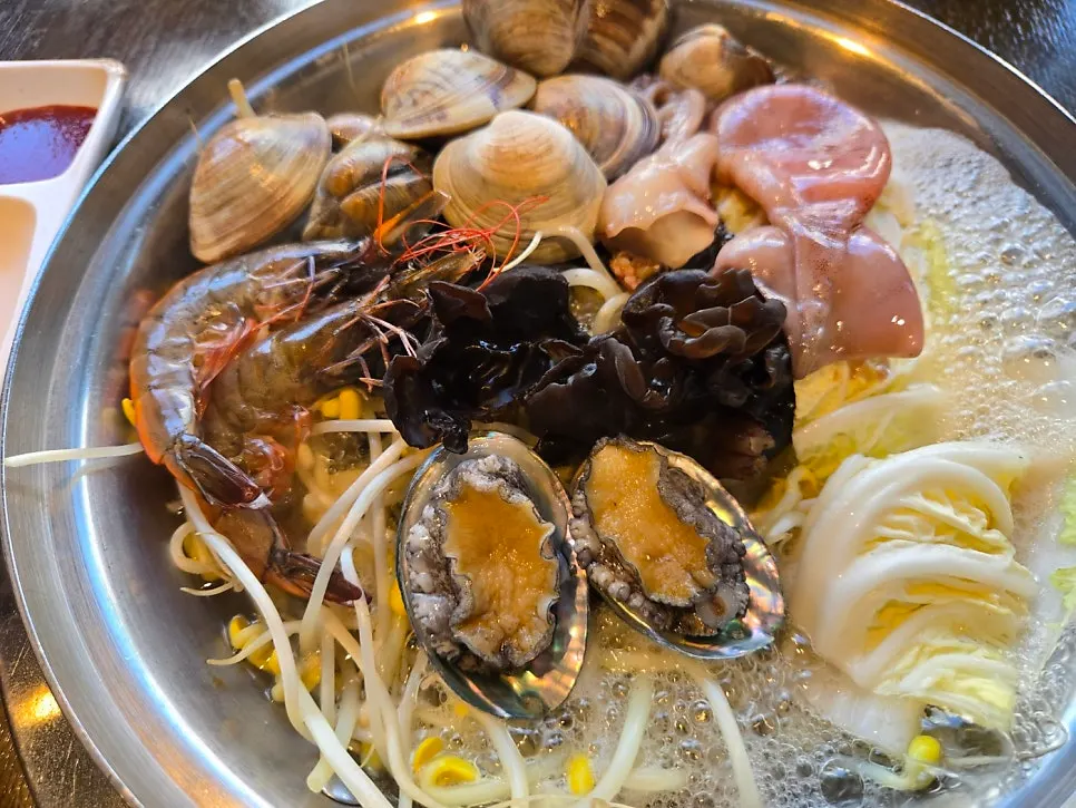 해산물이 가득 담긴 해물칼국수 2인 냄비
