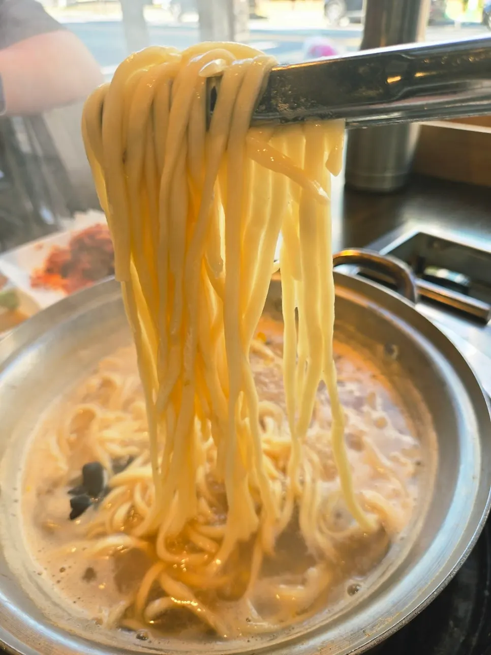 국물에 넣은 칼국수 면 사리