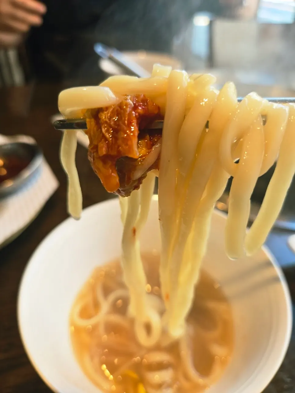면을 넣어 진해진 해물칼국수 한 그릇