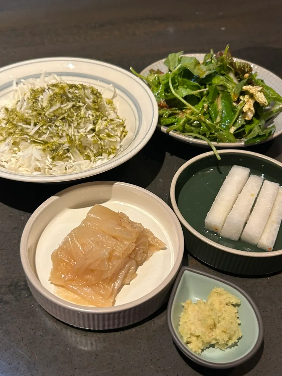 ㄱ자 바테이블 다찌 형식의 매장 내부