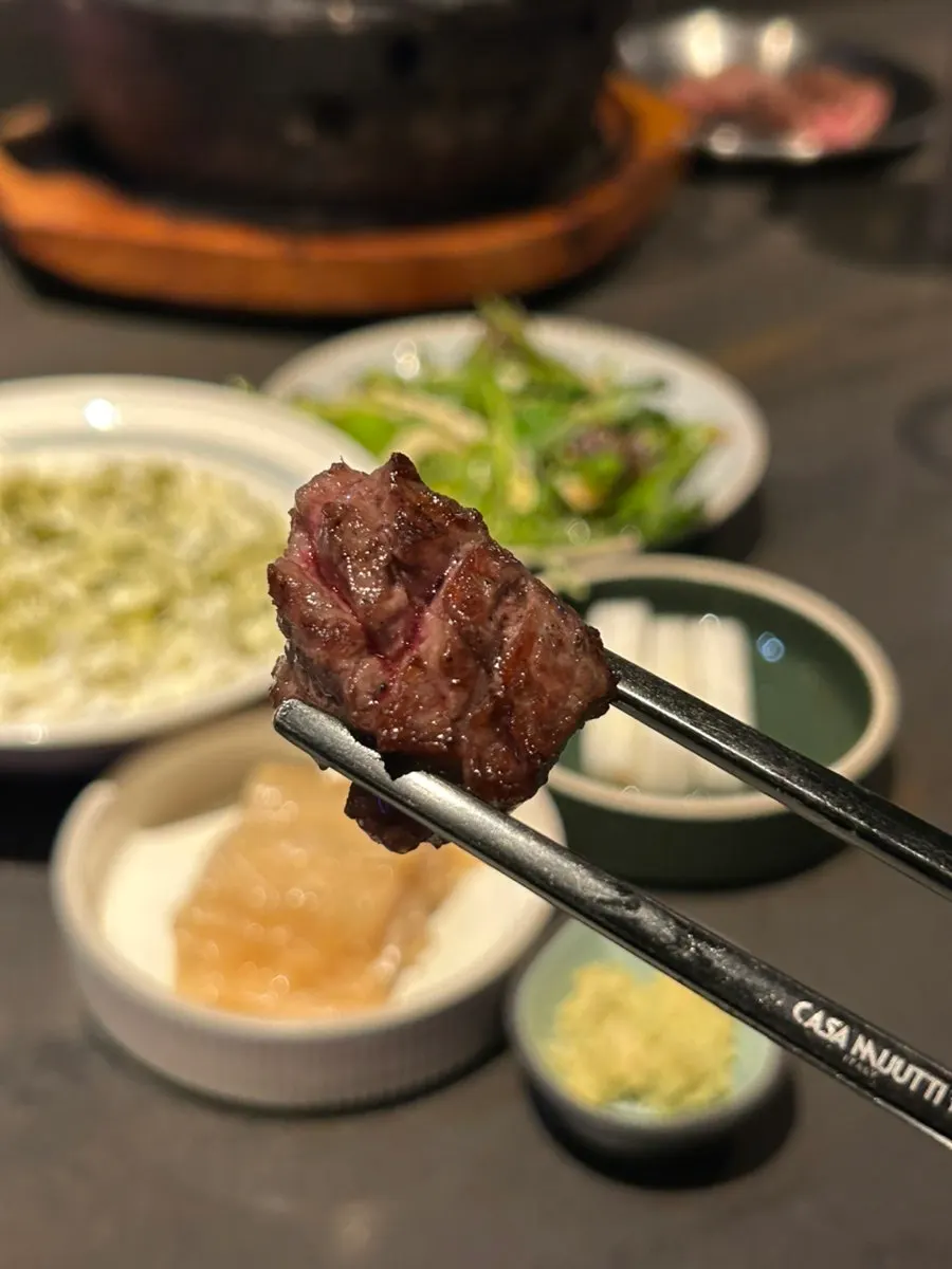 숯불에 구워지는 한우 안심