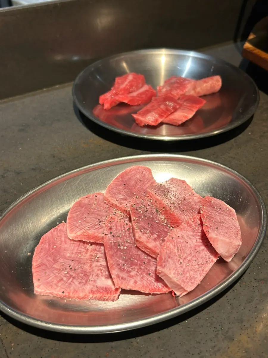 사케와 일본 소주가 놓인 주류 진열