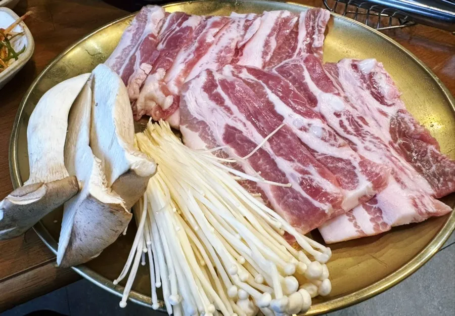 버크셔K 옛날 오겹살 3인분 생고기 접시
