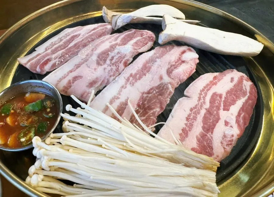 숯불 불판에서 익어가는 옛날 오겹살