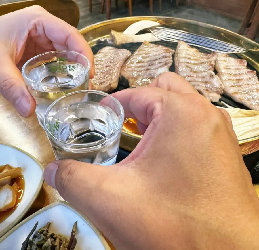 노릇하게 구워진 오겹살과 버섯